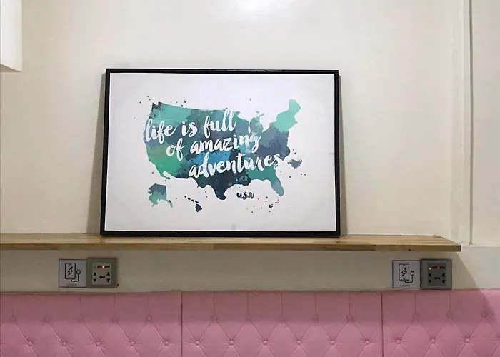 Che & Female Colon, Hostel