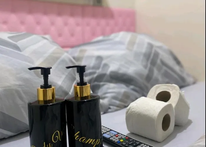 Che & Female Colon, Hostel