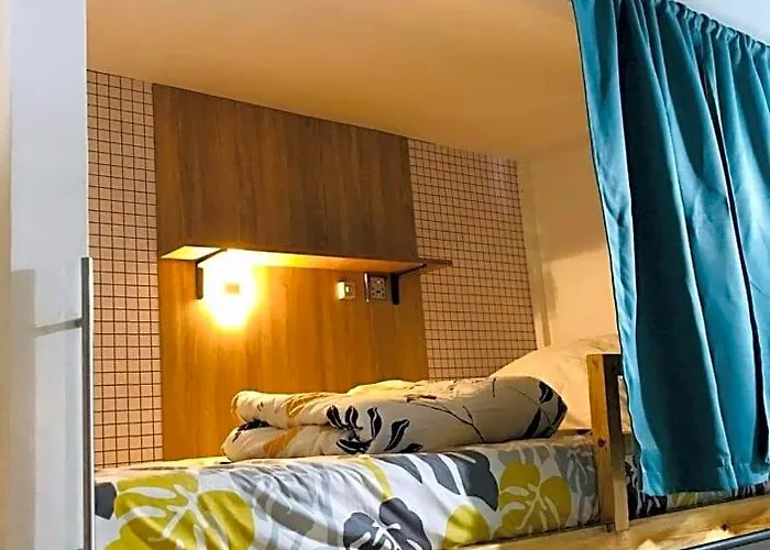 Che & Female Colon, Hostel